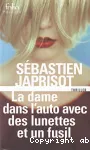 La dame dans l'auto avec un fusil et un chapeau
